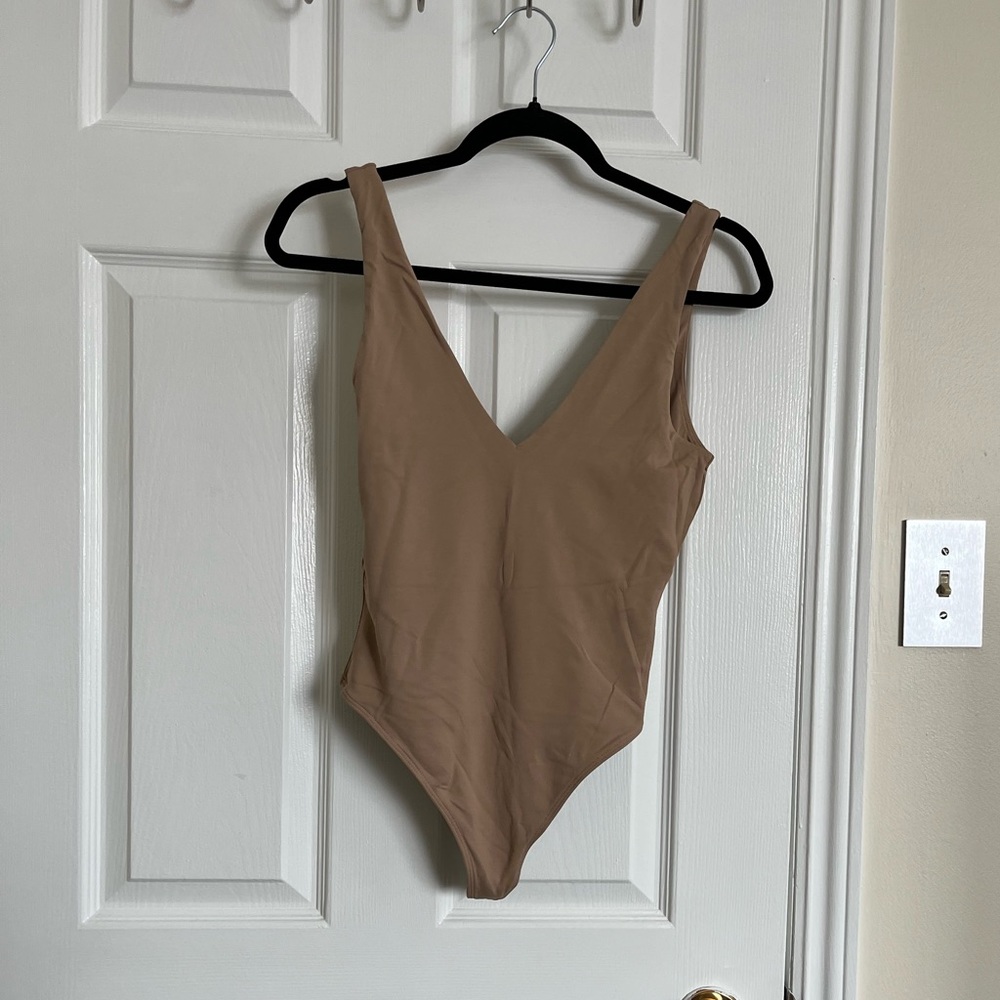 Aritzia Babaton sculpt deep v thong body suit (M)